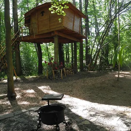 Treehouse V Brdech בקתה