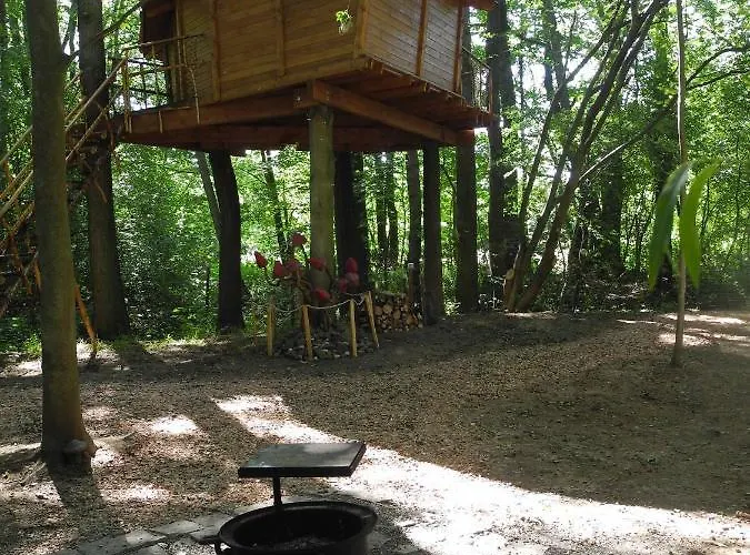 Treehouse V Brdech בקתה